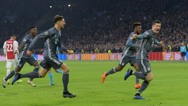 Lewandowski rayakan gol di laga vs Ajax. (Foto: REUTERS/Toussaint Kluiters)
