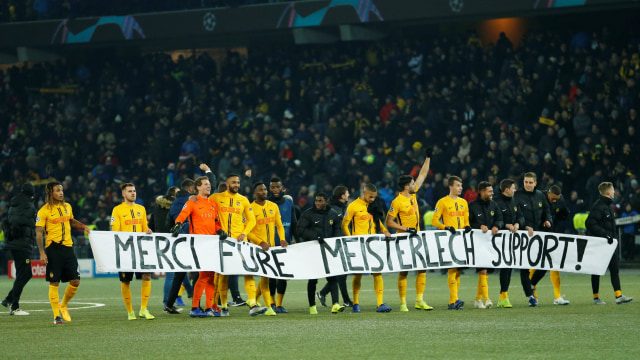 Para pemain Young Boys memberikan penghormatan dan terima kasih kepada suporter. (Foto: REUTERS/Denis Balibouse)