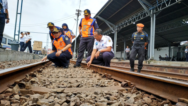 Komisaris PT KAI Freddy Harris (kiri) saat memeriksa kondisi rel di Stasiun Tawang, Semarang. (Foto: Afiati Tsalitsati)