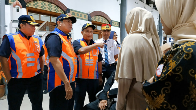 Komisaris PT KAI Freddy Harris (kedua kiri) di Stasiun Tawang. (Foto: Afiati Tsalitsati)