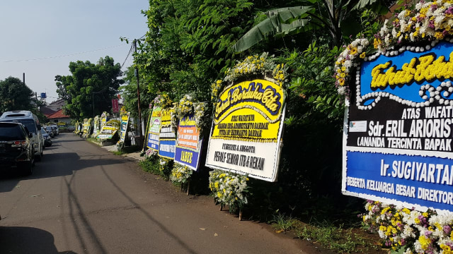 Karangan bunga di rumah keluarga Emil Dardak. (Foto: Efira Tamara/kumparan)