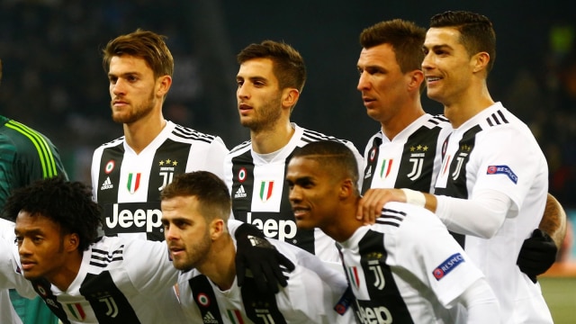 Pose pemain Juventus jelang laga melawan Young Boys. (Foto: Reuters/Arnd Wiegmann)