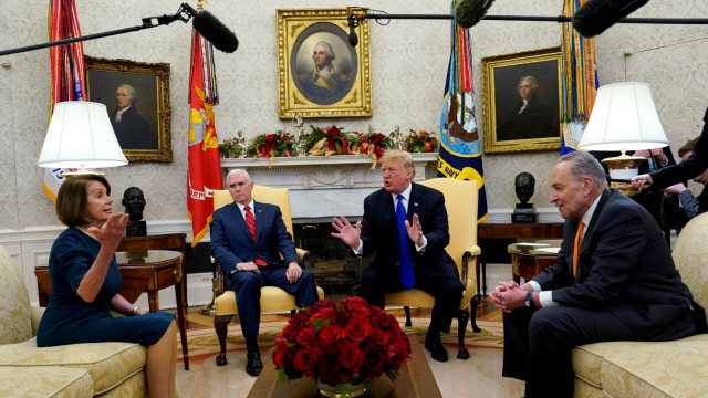 Pemimpin Demokrat Nancy Pelosi (kiri) bersama Presiden AS Donald Trump (kedua dari kiri). (Foto: REUTERS/Kevin Lamarque)