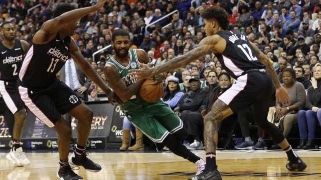 Guard Boston Celtics, Kyrie Irving, diadang oleh dua pemain Washington Wizards. (Foto: Geoff Burke-USA TODAY Sports via Reuters)
