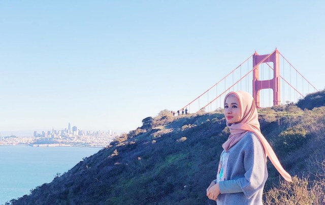 Bella berpose dengan latar belakang Jembatan Golden Gate yang terkenal di San Francisco, Amerika Serikat. (Foto: Instagram @laudyacynthiabella)