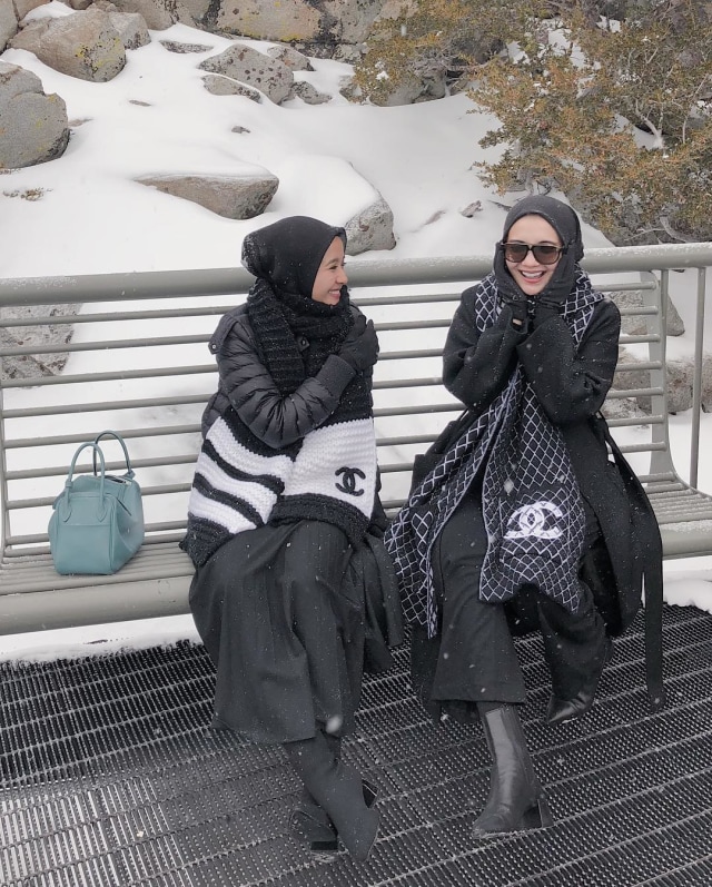 Bella dan Zaskia tampak menikmati waktu liburan mereka di San Francisco dengan bermain salju. (Foto: Instagram @laudyacynthiabella)