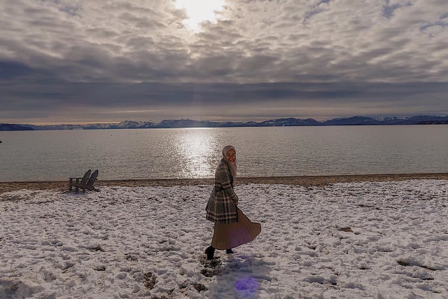 Hamparan salju berwarna putih menemani Bella saat bermain di South Lake Tahoe, California, Amerika Serikat. (Foto: Instagram @laudyacynthiabella)