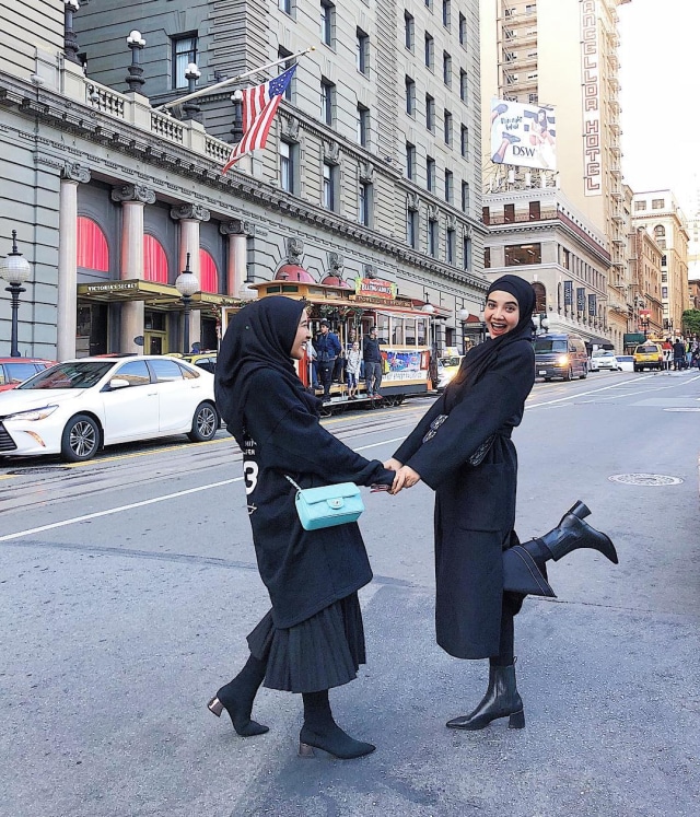 Laudya Cynthia Bella berlibur ke San Francisco, Amerika Serikat, dengan sahabatnya Zaskia Sungkar. (Foto: Instagram @laudyacynthiabella)