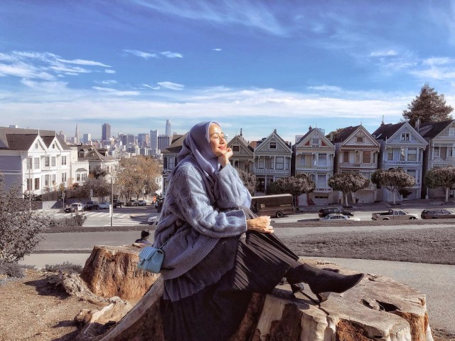 Bella sedang menikmati udara sejuk San Francisco, ditemani birunya langit. (Foto: Instagram @laudyacynthiabella)