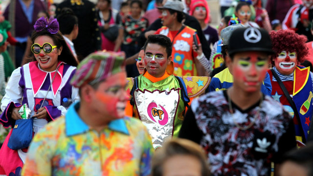 Sejumlah badut berjalan memperingati International Clown Day di Guadalajara, Meksiko. (Foto: AFP/Ulises Ruiz)