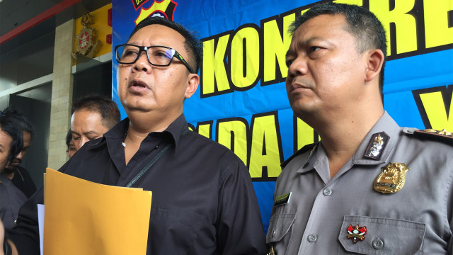 Direktur Ditreskrimum Polda DIY, Kombes Pol Hadi Utomo (kiri) bersama Kabid Humas Polda DIY AKBP Yuliyanto saat jumpa pers penggerebekan pesta seks. (Foto:  Arfiansyah Panji Purnandaru/kumparan)