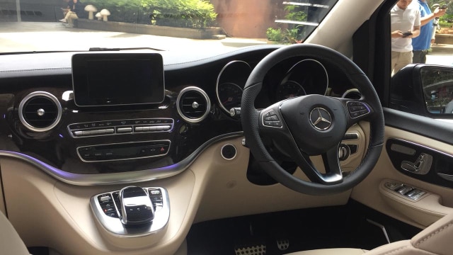 Layout dashboard Mercedes-Benz V Class (Foto: Aditya Pratama Niagara/kumparanOTO)