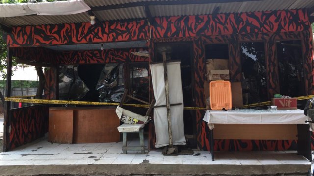 Markas Pemuda Pancasila di kawasan Taman Mini, Jakarta Timur, hancur diserang sekelompok massa. (Foto: Lutfan Darmawan/kumparan)