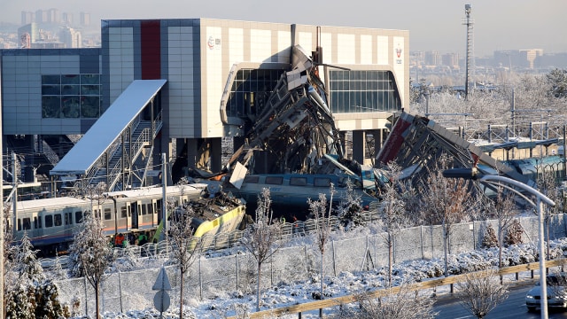 Kereta api berkecepatan tinggi hancur akibat kecelakaan setelah bertabrakan dengan lokomotif lain. (Foto: REUTERS / Tumay Berkin)