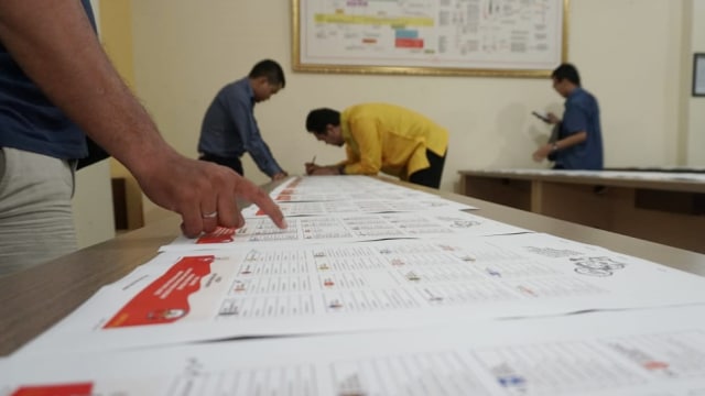 Sejumlah petugas mengecek validasi nama surat suara pemilihan umum anggota DPR RI 2019 di KPU RI, Kamis (13/12). (Foto: Helmi Afandi Abdullah)