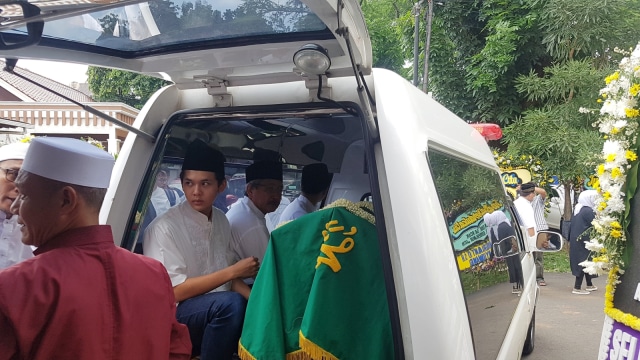 Emil Dardak antar jenazah Eril Dardak ke TPU Tanah Kusir. (Foto: Efira Tamara Thenu)