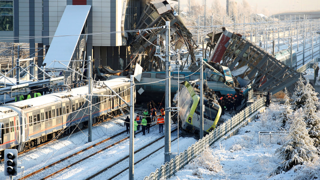 Kereta api berkecepatan tinggi hancur akibat kecelakaan setelah bertabrakan dengan lokomotif lain. (Foto: REUTERS/Tumay Berkin)