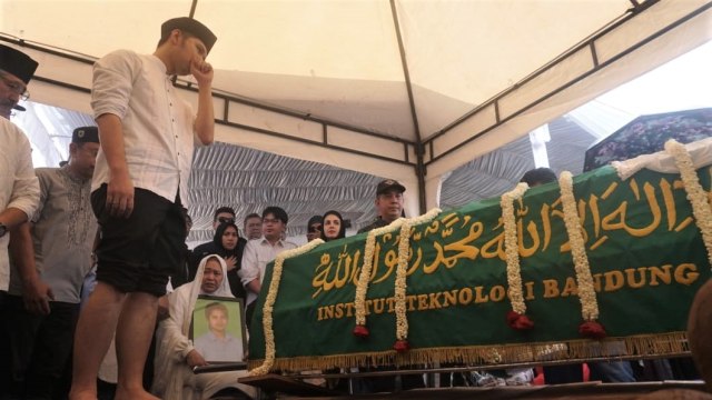 Pemakaman Eril Arioristanto Dardak di TPU Tanah Kusir, Jakarta, Kamis (13/12). (Foto: Irfan Adi Saputra/kumparan)