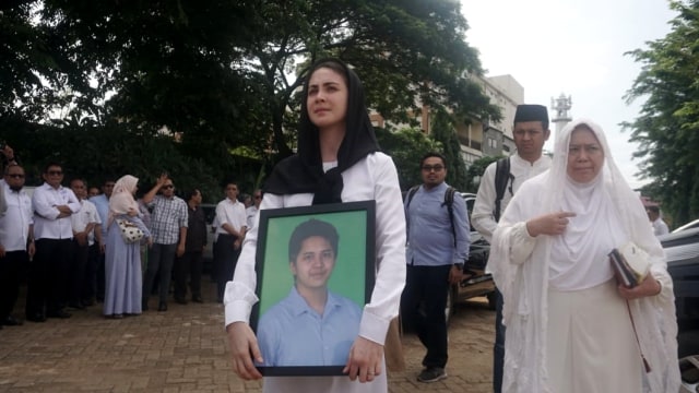 Arumi Bachsin membawa foto Eril Arioristanto Dardak di TPU Tanah Kusir, Jakarta, Kamis (13/12). (Foto: Irfan Adi Saputra/kumparan)