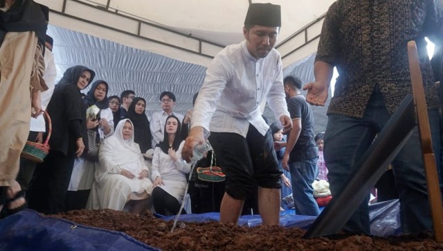 Pemakaman Eril Arioristanto Dardak di TPU Tanah Kusir, Jakarta, Kamis (13/12). (Foto: Irfan Adi Saputra/kumparan)