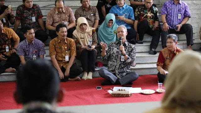 Gubernur Jawa Tengah Ganjar Pranowo (kanan) bersama admin media sosial Organisasi Perangkat Daerah (OPD) dan BUMD se Jawa Tengah. (Foto:  Afiati Tsalitsati.)