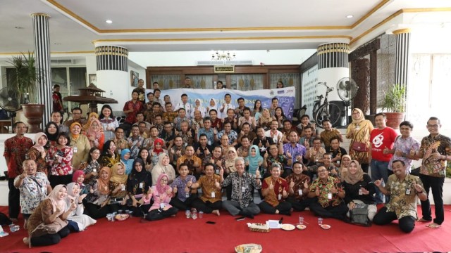 Gubernur Jawa Tengah Ganjar Pranowo (tengah) foto bersama admin media sosial Organisasi Perangkat Daerah (OPD) dan BUMD se Jawa Tengah. (Foto:  Afiati Tsalitsati.)