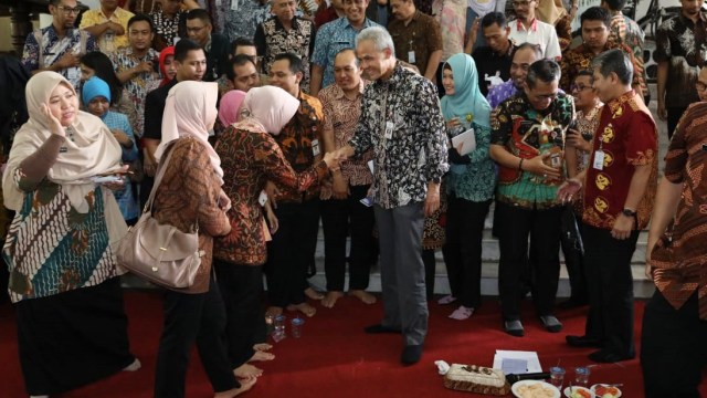 Gubernur Jawa Tengah Ganjar Pranowo (tengah ) bersama admin media sosial Organisasi Perangkat Daerah (OPD) dan BUMD se Jawa Tengah. (Foto:  Afiati Tsalitsati.)