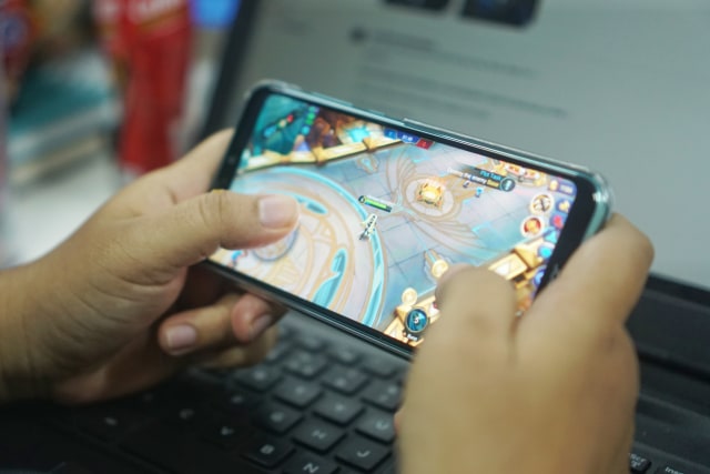 com-Honor 9i saat digunakan bermain Mobile Legend (Foto: Muhammad Rezky Agustyananto/kumparan)