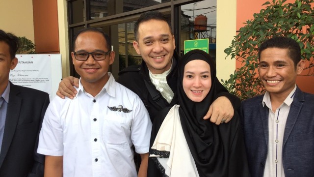 Lyra Virna bersama suami dan tim kuasa hukumnya saat berada di PN Bekasi. (Foto: Giovanni/kumparan.)