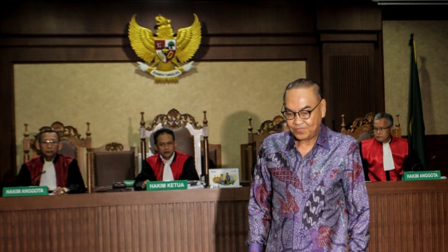 Tersangka kasus dugaan suap PLTU Riau-1 Johannes Budisutrisno Kotjo menjalani sidang  di Pengadilan Tipikor, Jakarta. (Foto: ANTARA FOTO/Muhammad Adimaja)