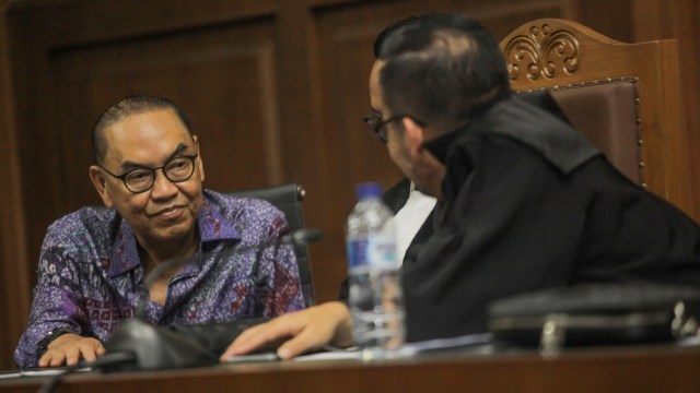 Tersangka kasus dugaan suap PLTU Riau-1 Johannes Budisutrisno Kotjo (kiri) menjalani sidang  di Pengadilan Tipikor, Jakarta. (Foto: ANTARA FOTO/Muhammad Adimaja)