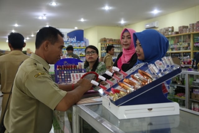 Makanan dengan Kemasan Rusak Banyak Ditemukan di Toserba Kota Probolinggo