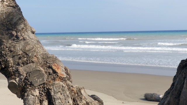 Punya suasana pantai yang tenang (Foto: Gitario Vista Inasis/kumparan)