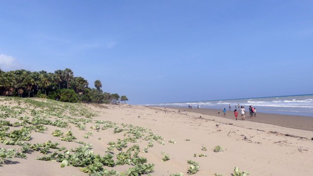 Pantai yang ramai dikunjungi wisatawan (Foto: Gitario Vista Inasis/kumparan)