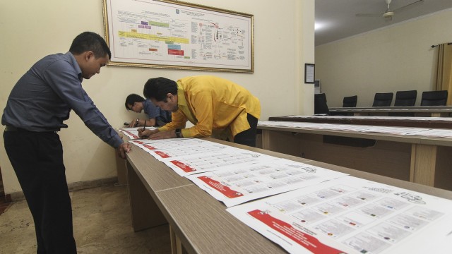 Perwakilan partai memeriksa contoh surat suara Pemilu 2019 di kantor Komisi Pemilihan Umum (KPU), Jakarta, Kamis (13/12). (Foto: ANTARA FOTO/Dhemas Reviyanto)