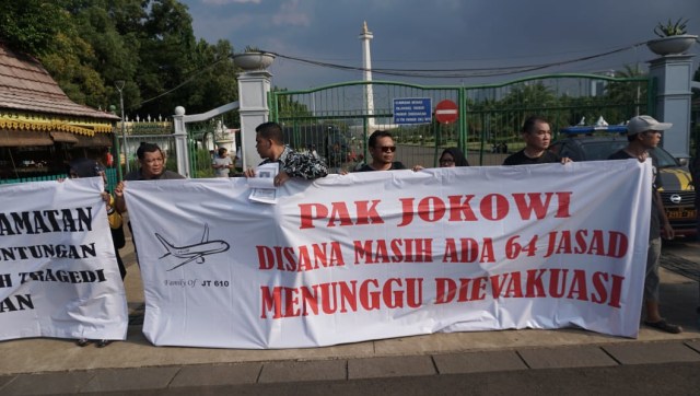 Puluhan orang dari keluarga korban jatuhnya pesawat Lion Air JT-610 di perairan Karawang menggelar unjuk rasa, Jakarta, Kamis (13/12).
 (Foto: Helmi Afandi Abdullah/kumparan)