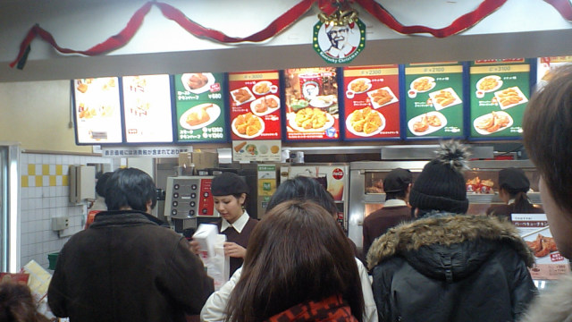 Antrian di KFC Jepang pada malam Natal (Foto: Flickr/theCelestrian)