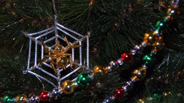 Hiasan pohon Natal berbentuk sarang laba-laba (Foto: Shutter Stock)