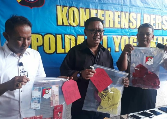 Polisi menyita barang bukti pesta seks di Yogyakarta (Foto: Tugujogja)