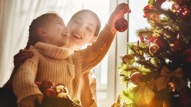 Ilustrasi menghias pohon natal bersama anak (Foto: Shutter Stock )