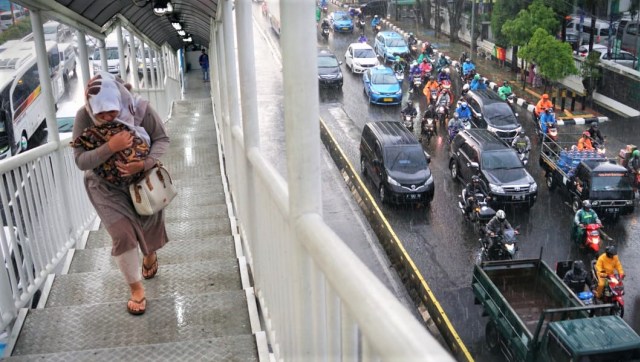Suasana Jalan Gatot Subroto ketika dilanda hujan. (Foto: Iqbal Firdaus/kumparan)