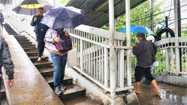 Suasana JPO Gatot Subroto ketika dilanda hujan. (Foto: Iqbal Firdaus/kumparan)