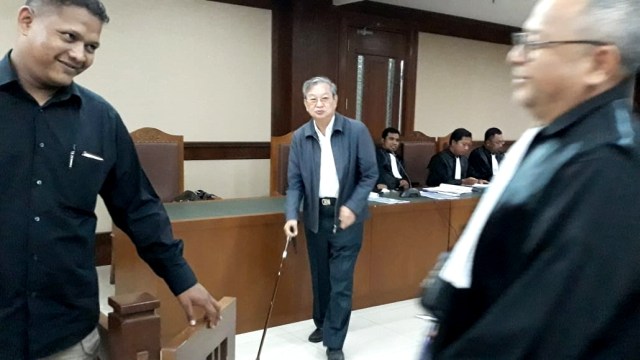 Pengusaha Tamin Sukardi (tengah) menjalani sidang pembacaan surat dakwaan di Pengadilan Tindak Pidana Korupsi Jakarta.  (Foto: Marcia Audita/kumparan.)