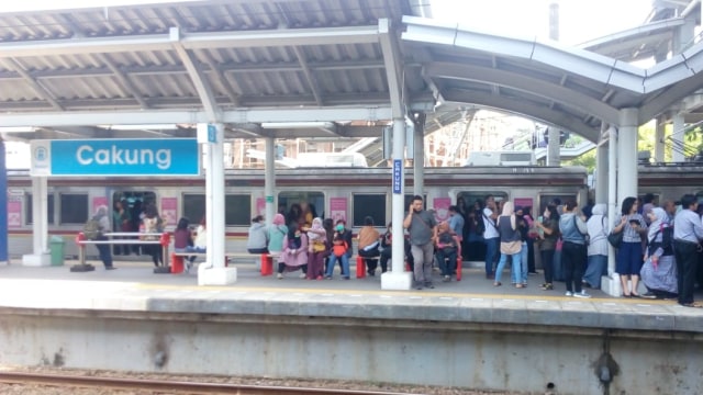 Penumpang di Stasiun Cakung sebagian besar turun dari kereta untuk beralih ke transportasi umum yang lain. (Foto: Nadia Jodiva Riso/kumparan)