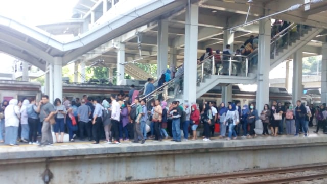 Penumpang di Stasiun Cakung sebagian besar turun dari kereta untuk beralih ke transportasi umum yang lain. (Foto: Nadia Jodiva Riso/kumparan)