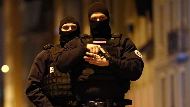 Polisi Prancis memburu pelaku penembakan di Pasar Natal Strasbourg (Foto: Reuters/Christian Hartmann)