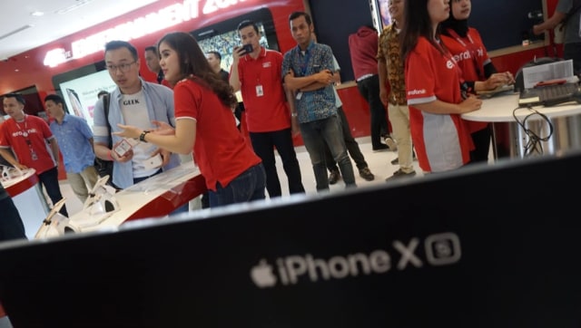 Otniel Yoreiza (kiri) pembeli iPhone XS pertama di Indonesia di Galeri Smartfren. (Foto: Helmi Afandi Abdullah/kumparan)