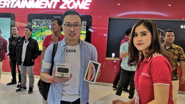 Otniel Yoreiza (32), pembeli pertama iPhone XS resmi di Indonesia. (Foto: Muhammad Fikrie/kumparan)