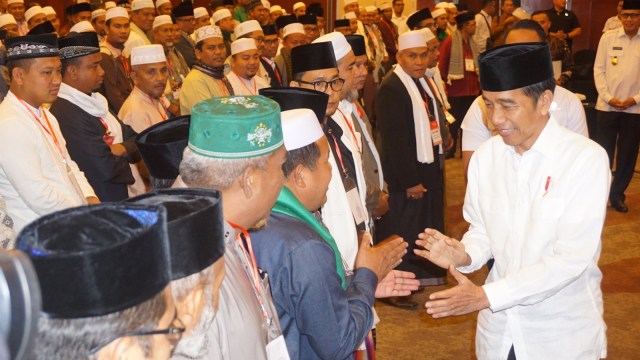 Presiden Joko Widodo (kanan) bertemu 105 Ulama dan Pengurus Pondok Pesantren di Aceh. (Foto: Yudhistira Amran Saleh/kumparan)