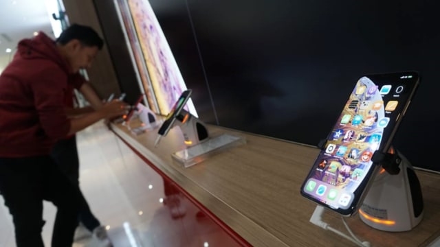 Pengunjung mengamati iPhone XS, iPhone XS Max, dan iPhone XR yang resmi penjualannya di Indonesia  mulai hari ini, Jumat (14/12). (Foto: Helmi Afandi Abdullah/kumparan)